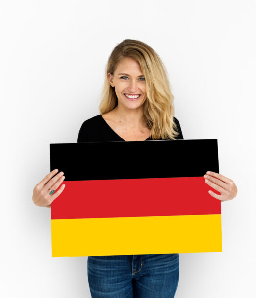 femme-mains-tenir-drapeau-allemagne-deutschland-patriotisme