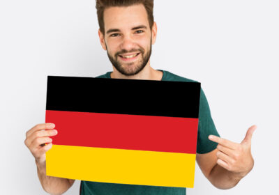 homme-mains-tenir-drapeau-allemagne-deutschland-patriotisme homme-mains-tenir-drapeau-allemagne-deutschland-patriotisme
