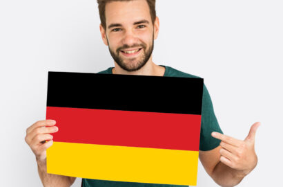 homme-mains-tenir-drapeau-allemagne-deutschland-patriotisme homme-mains-tenir-drapeau-allemagne-deutschland-patriotisme
